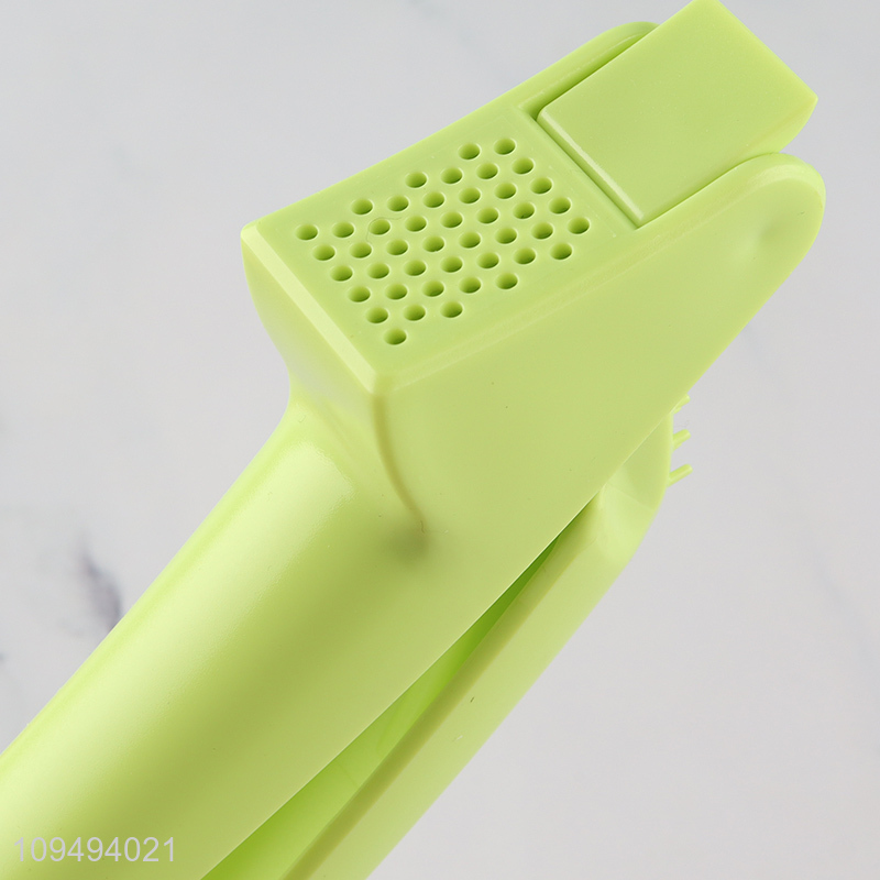 Hot sale kitchen gadget handheld garlic press